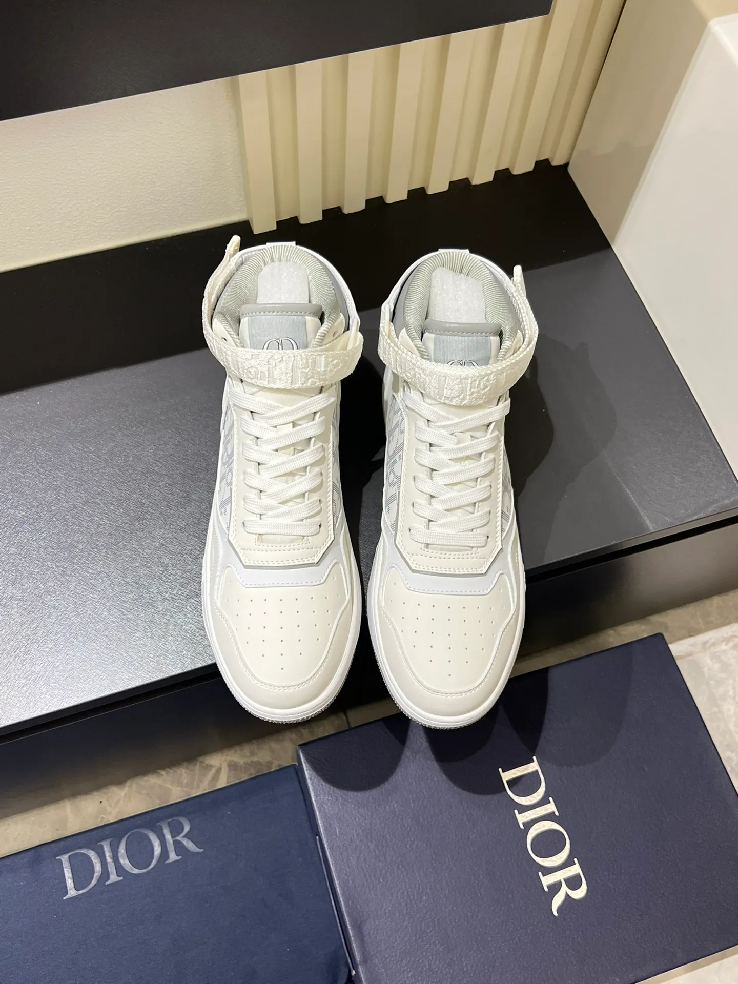 Men's shoes 💰p460 "Dio*" mid-top B27 casual sneakers. This B27 high-top sneaker is a new product in the series and continues Di*r's classic style. Crafted from gray and white smooth calf leather with beige and black Oblique print panels on the sides. The "CD Icon" shaped shoelace eyelets are clever and delicate, and the two-color rubber sole, rear collar and heel are all equipped with the brand's iconic details to enhance the style. Oblique printed straps at the ankle allow for an adjustable fit to complement the overall design. Fashionable and versatile, it can complement any look. Create an exquisite design with unique dynamic vitality and modern atmosphere, presented in low-top and high-top styles. This new must-have shoe adds a new dimension to Dior's archive heritage, embodying modern elegance. Purchase the original version and make it 1:1. If you need top quality, please come to me! Male 38-44!